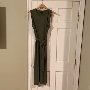 Medium tall, olive cotton dress w belt.